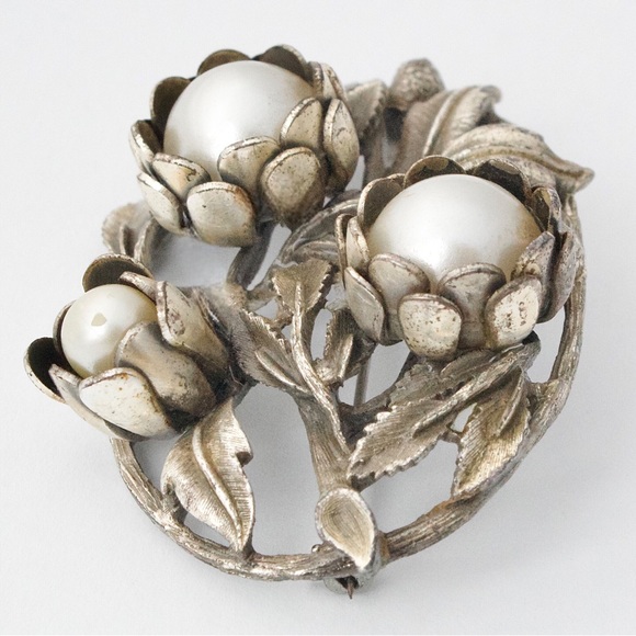 Vintage Faux Pearl Floral Brooch Pin Large Ornate Oval with Flower Buds & Leaves - Picture 3 of 4